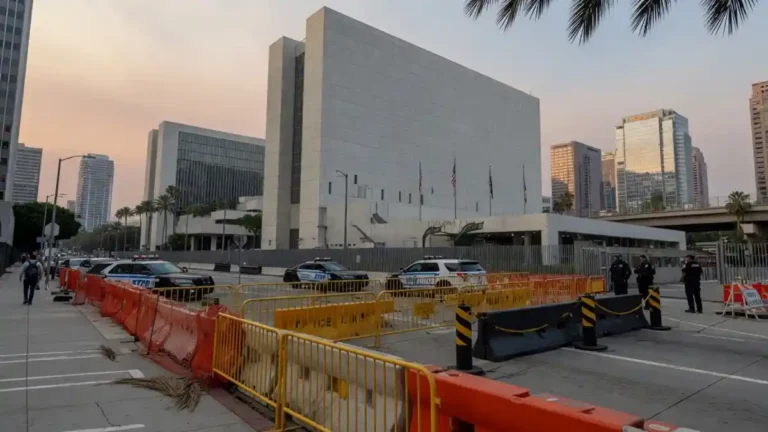 downtown la federal building barricades